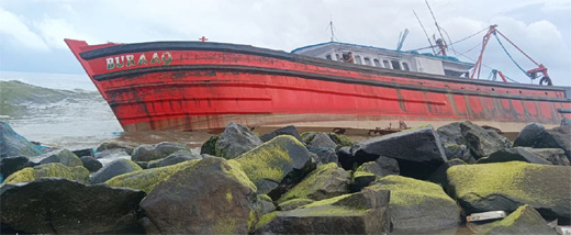 Boat capasizes